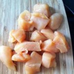 pollo con salsa de cacahuetes en dados