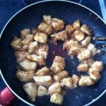 pollo con salsa de cacahuetes mezclando