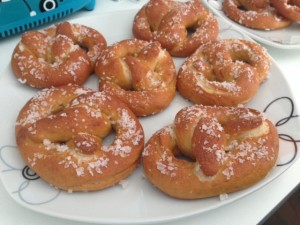 pretzels alemanes brezels  terminados con sal